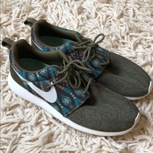 Nike Roshe Green Tribal color Men’s sz 9.5